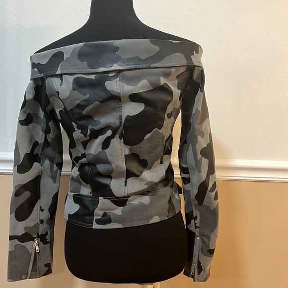 Denim 4 Us camouflage Gray/black off the shoulder jacket. Size small - Picture 4 of 5